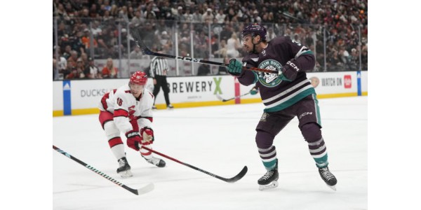 Les joueurs des Anaheim Ducks portent des maillots du 30e anniversaire Les joueurs des Anaheim Ducks portent des maillots du 30e anniversaire